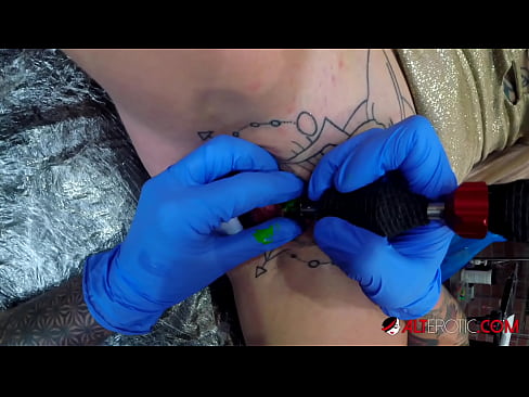 ❤️ Ekstrèmman tatoue hottie Sully Savage te fè yon tatoo sou klitoris li ❤️ Videyo sèks nan nou